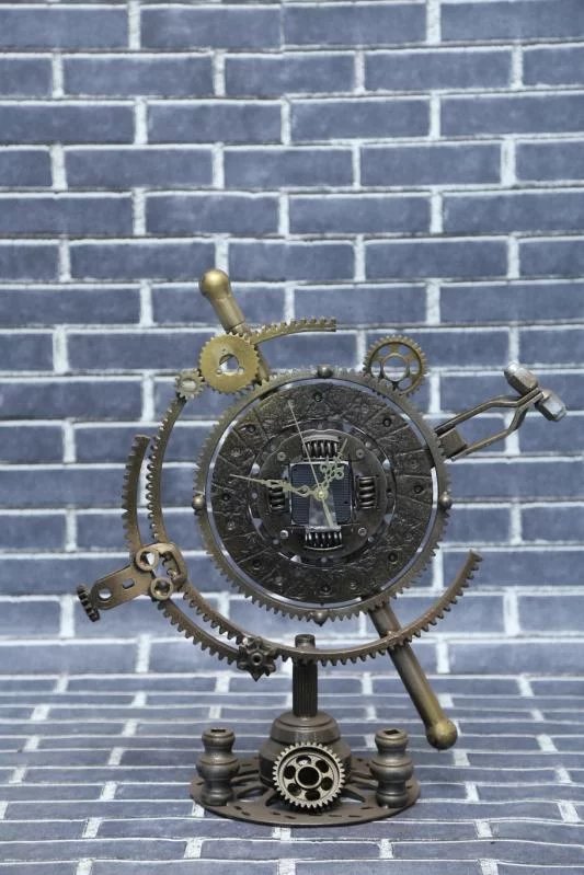 钢雕摆件―创意钟表采用废旧汽车零部件制作的创意钢雕摆件,可用于