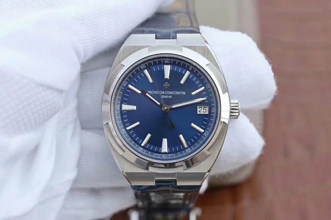 XN 8011703【最高品质版本】江诗丹顿纵横四海系列4500V男士腕表 耗时10个月打造出来的精品 精钢表壳,直径 41mm,蓝宝石水晶表镜表背,9015改 5100 自动上链机械,摆频28800次/小时,精钢表扣,防水150米。最后一定要赞赏的是全新的「可更换表带系统」,新 Overseas 只需要拨动表带和表耳之间的一个小划杆就可以拆换表带,每一枚都可选钢带、皮带 ,真正做到1:1复刻