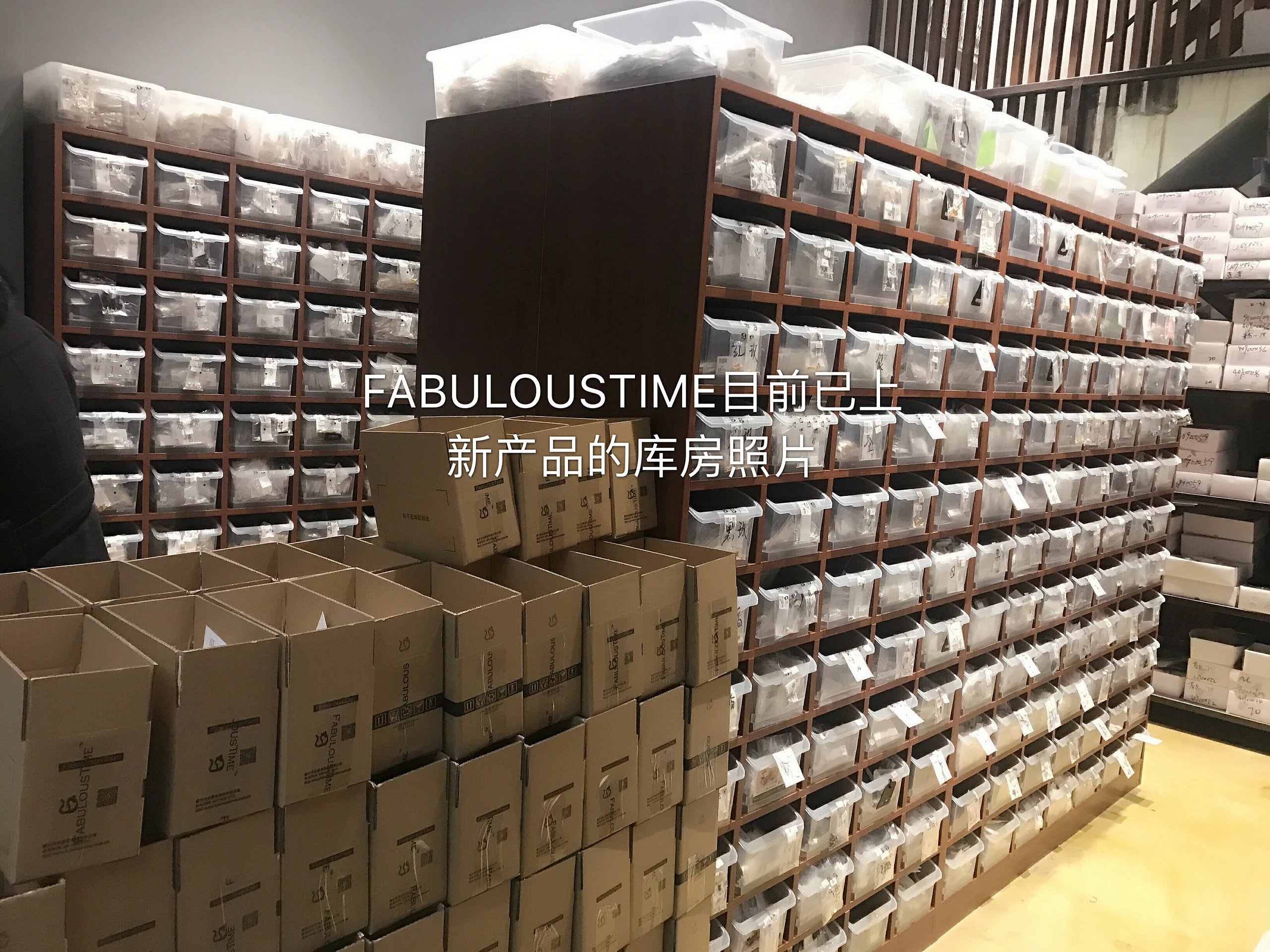 库房随机拍的,每天所有的货都是从这个房间拿出的,这里只有首饰,还不