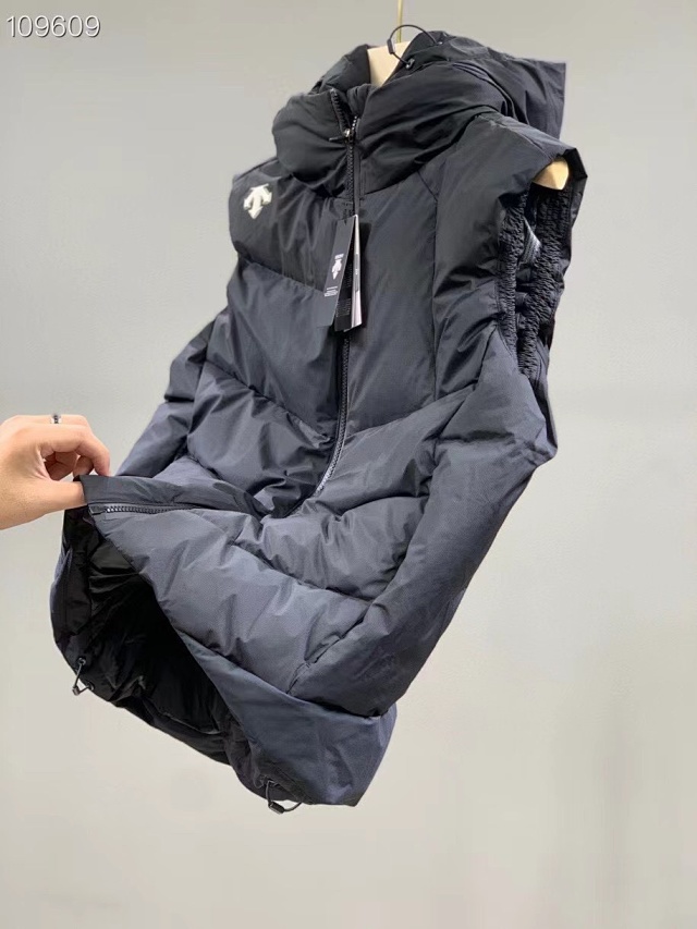 男女同款descente迪桑特羽绒马甲团购价475元包邮吊牌价1990元