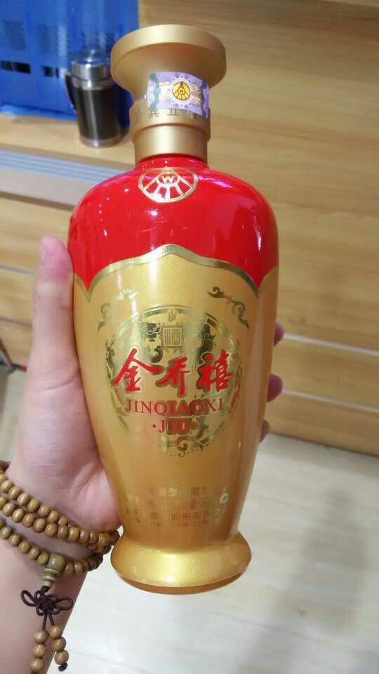 绵柔醇厚 金侨禧(禧)酒精度:52度品级:优级瓶体:高档仿瓷材质新婚燕尔