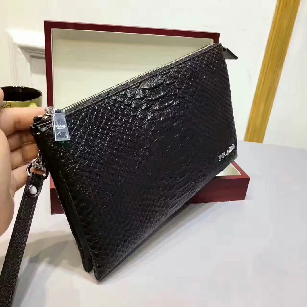普拉达男士包包原版鳄鱼纹欧美大师设计双层容量惊人原版内阁应有尽有