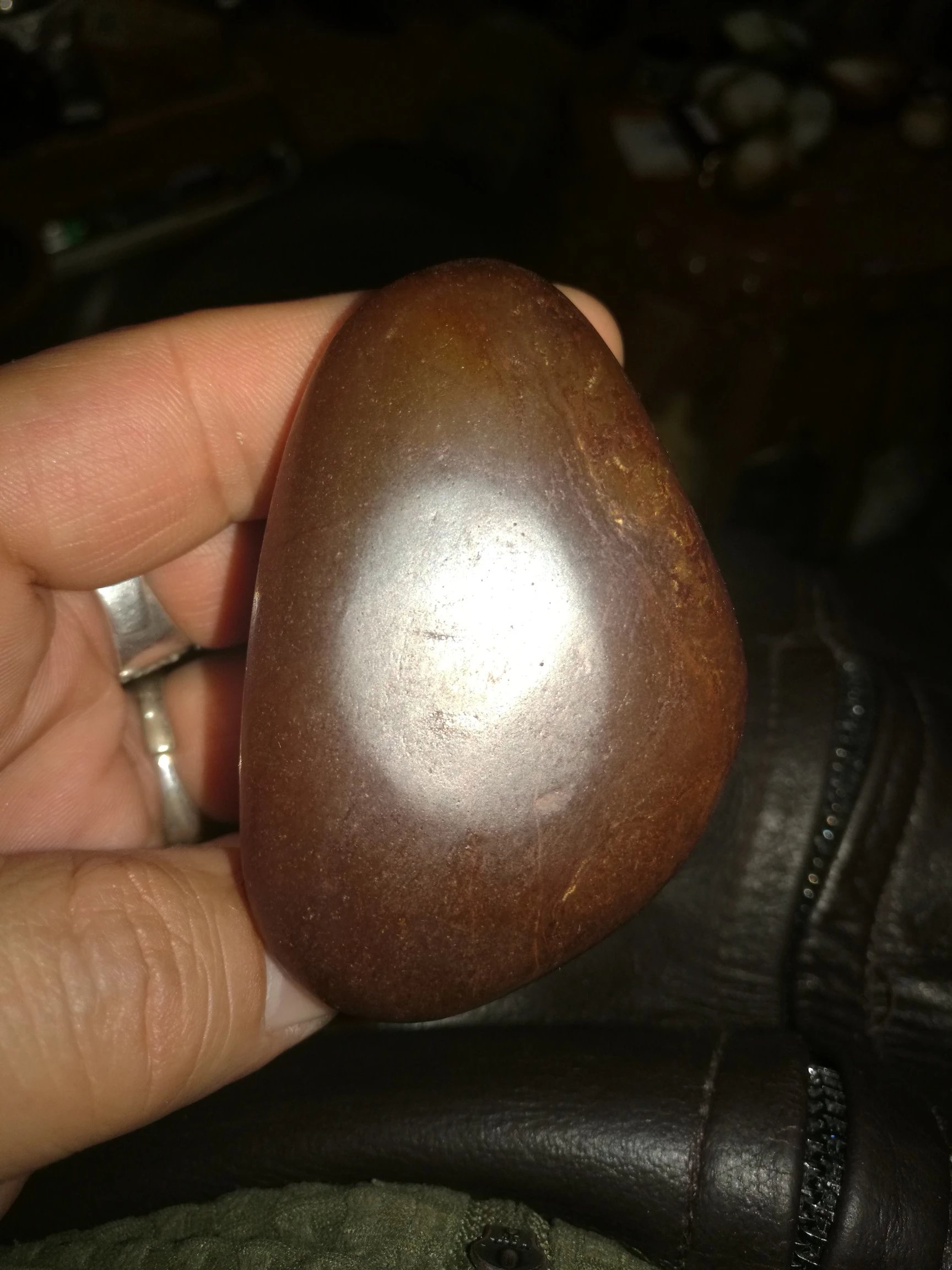 [cp]清代乾隆和田羊脂绿玉枣红皮籽料两开窗减地浮雕一念佛一念魔把件