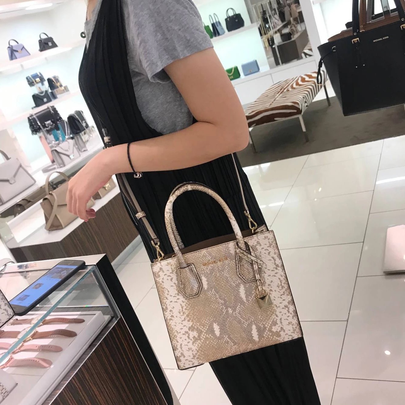 美国邮michael kors/mk 蛇纹款中号锁头斜挎包mercer正价