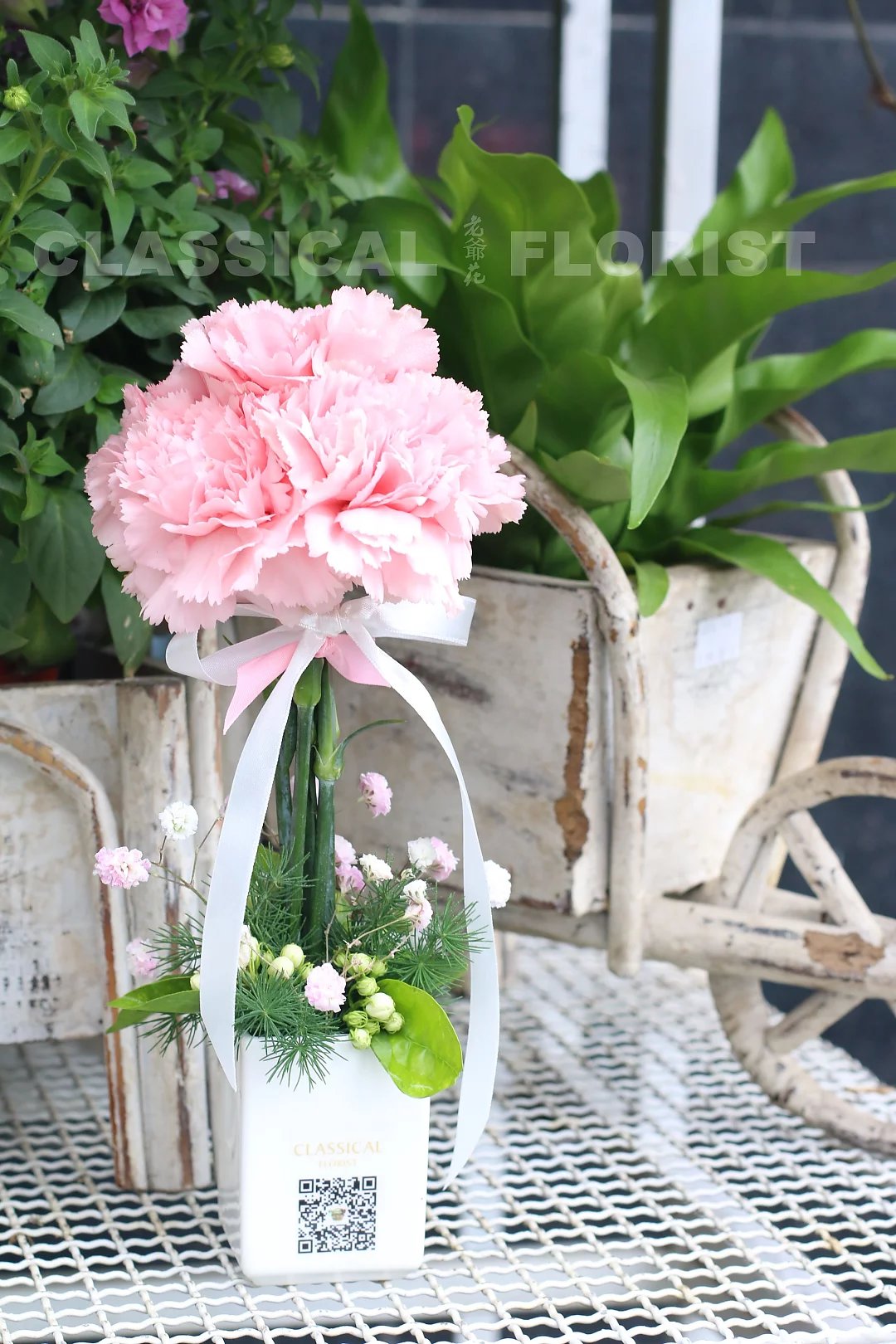 粉嫩嫩的花树--老爷花鲜花主花材:康乃馨配花:星花,茉莉叶等花器:小白