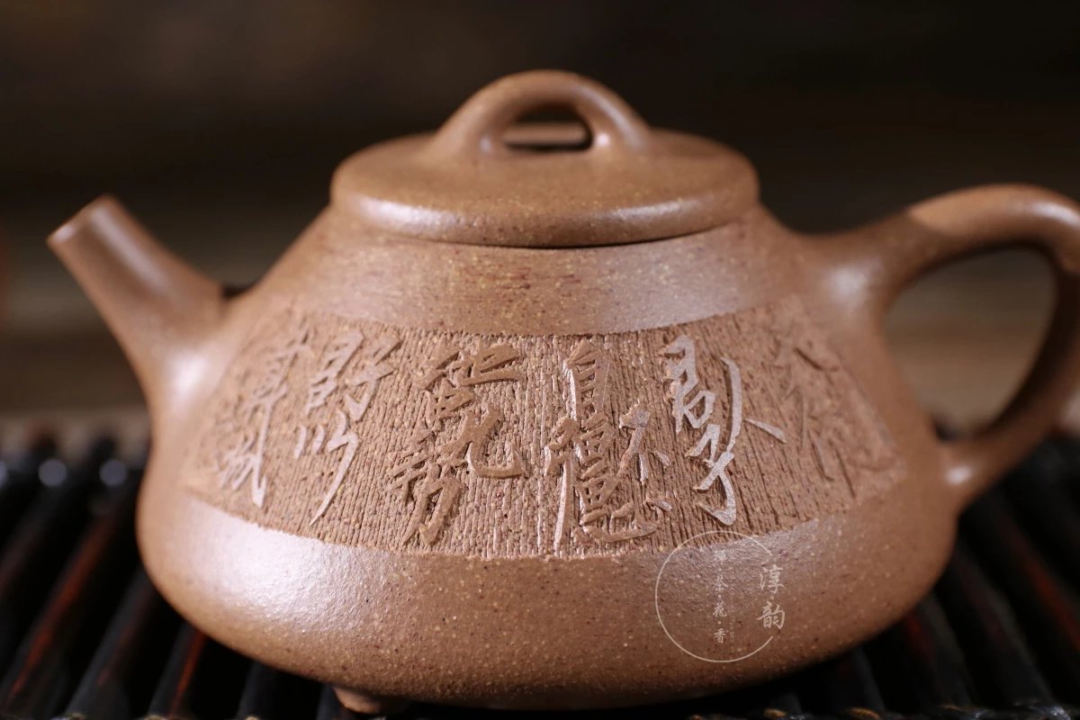 壶名:子冶石瓢编号:cyzslv5453 泥料:原矿调砂段泥容量:250cc 作者