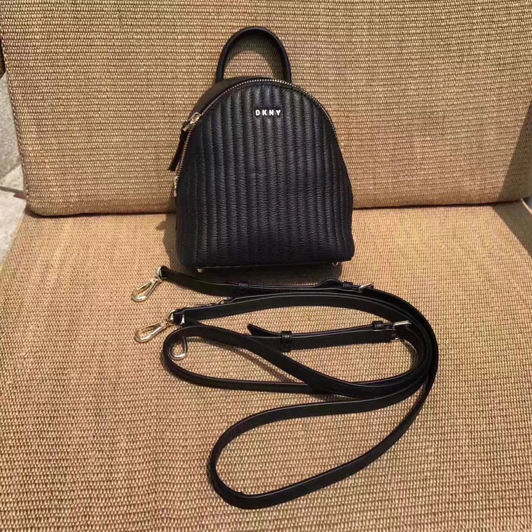 dkny小号双肩包 这款满足了大众的需要 是专为生活,工作,娱乐之中的