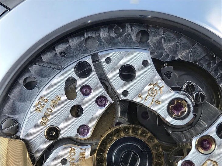 KM厂 百达翡丽运动系列鹦鹉螺月相腕表，40.5毫米直径

进口9015克隆原版Cal.324 S QA LU 24 H自动机械机芯

振频：28800每小时振荡次数

动力储备：45小时

表径：40.5