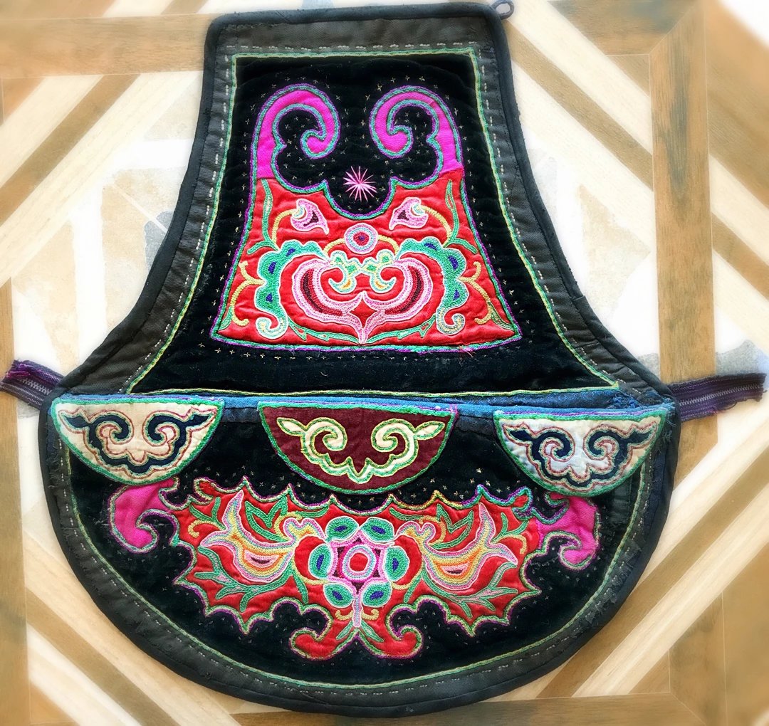 【苗族肚兜打籽绣】《后汉书》描绘西汉时期生活在西南地区苗族,瑶族