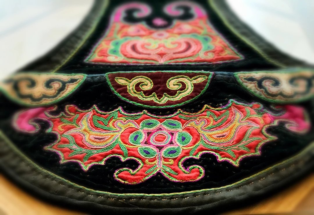 【苗族肚兜打籽绣】《后汉书》描绘西汉时期生活在西南地区苗族,瑶族