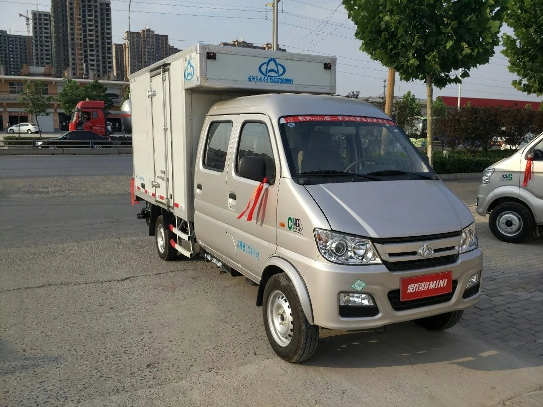 长安新豹迷你双排加长2.6米厢式运输车 2.原厂空调 3.