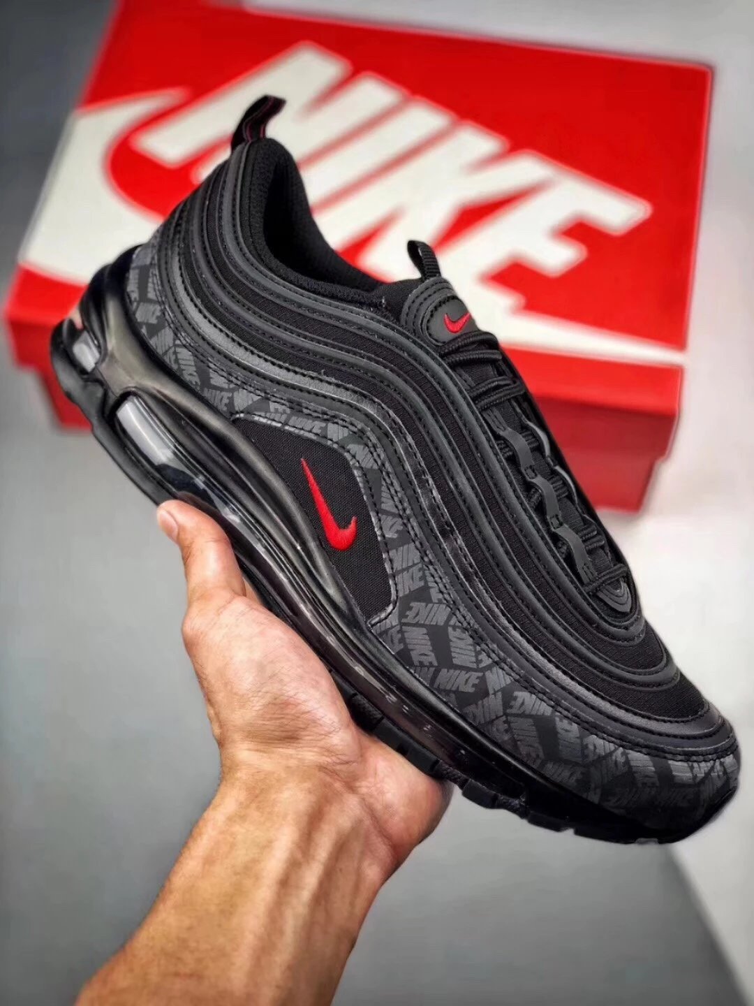 Air Max 97 Reflective Logo3M光照下 显现出上边布满 “NIKE” 字体跑鞋