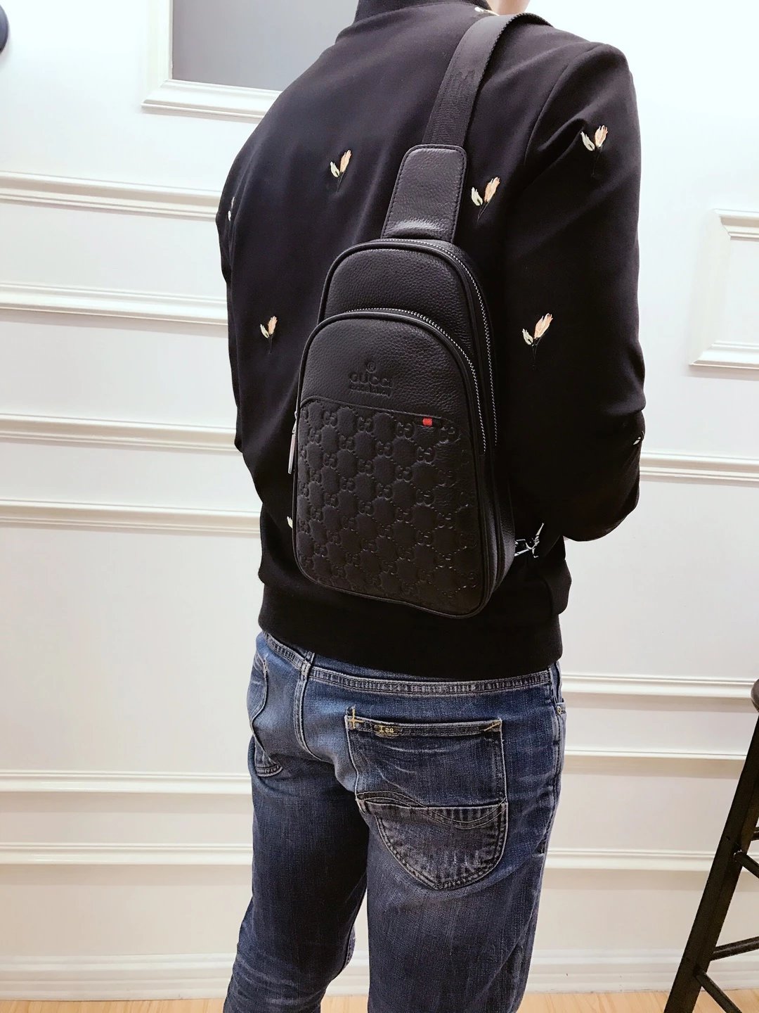 gucci原版皮男士双层胸包实拍原版皮p348,这款胸包真心好看天气转冷