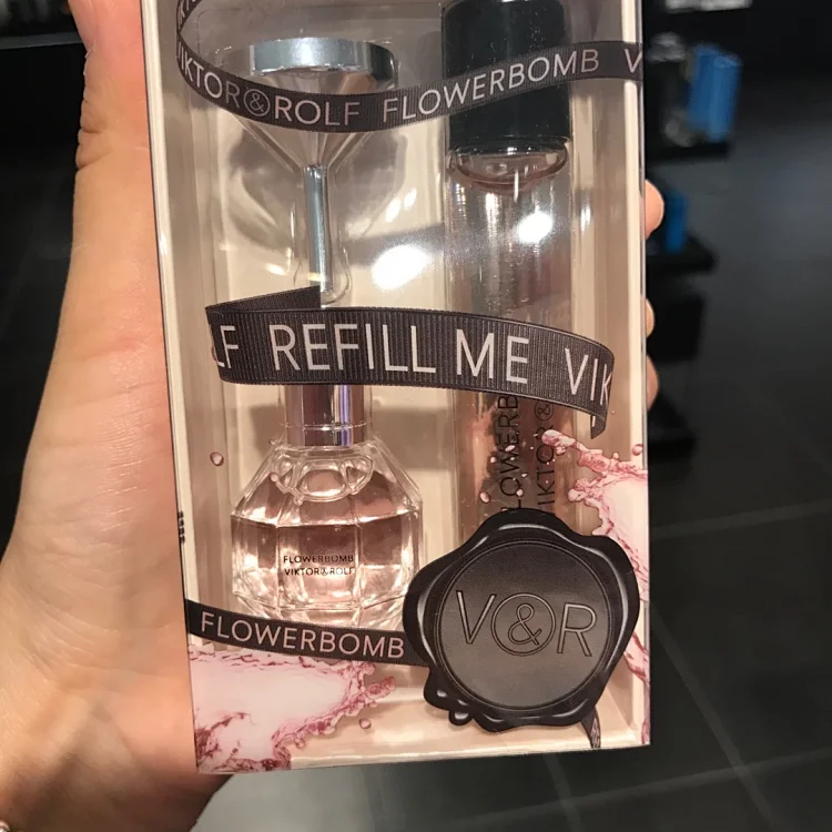 美国正品代购 Viktor Rolf维果罗夫 炸弹花香水 淡香精 旅行套装 7 4ml 14 8ml续瓶 赠免费漏斗一个 产品介绍 在05年 Viktor Rolf为他们的推出的女性香水取了 美国正品代购 Viktor Rolf维果罗夫 炸弹花香水 淡香精 旅行套装 7 4ml 14 8ml续瓶 赠免费漏斗一个 产品介绍 在05年 Viktor Rolf为他们的推出的女性香水取了