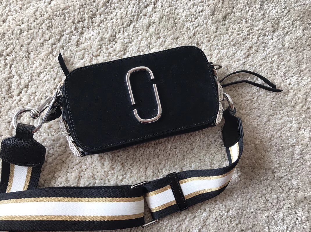 mj王牌相机包秋冬新配色,两侧五金水晶镶嵌款,依旧爆红的snapshot包