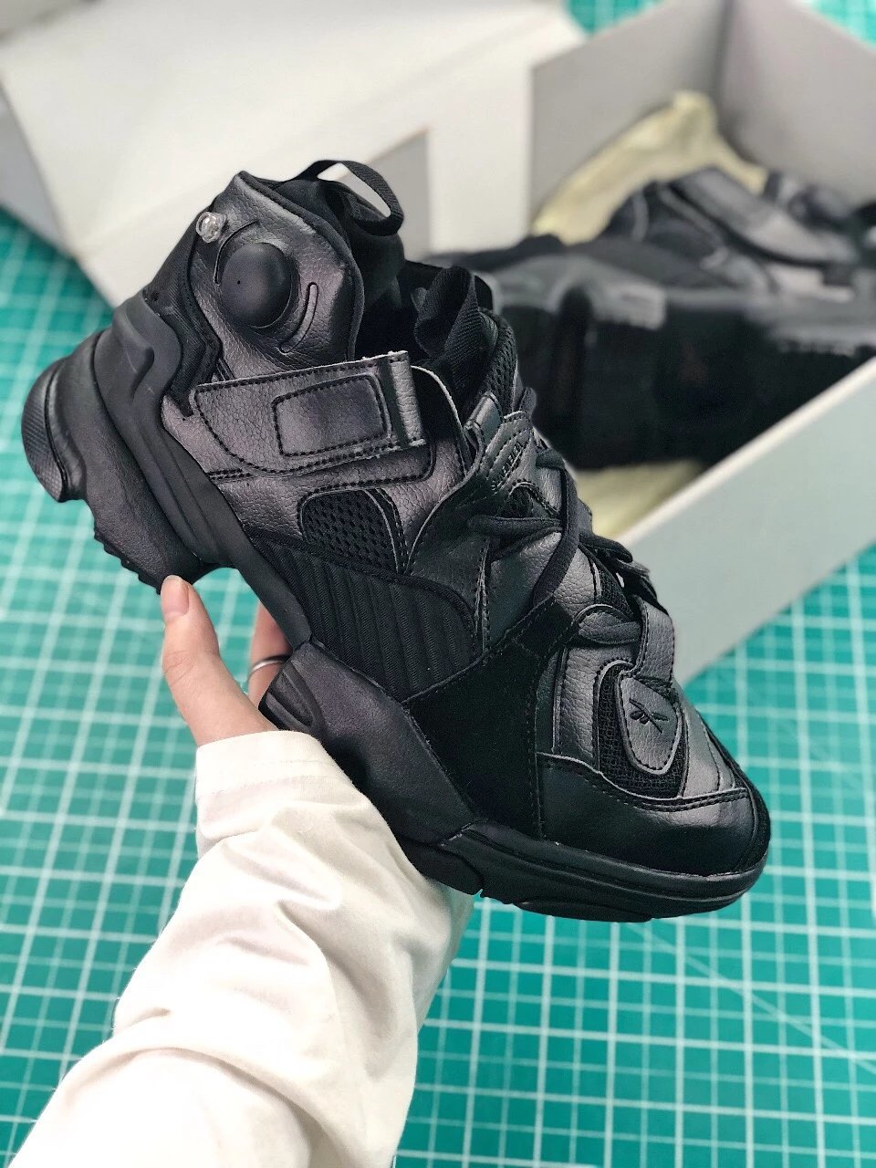 Reebok Genetically Modified Pump Sneakers 转基因改良复古充气慢跑鞋