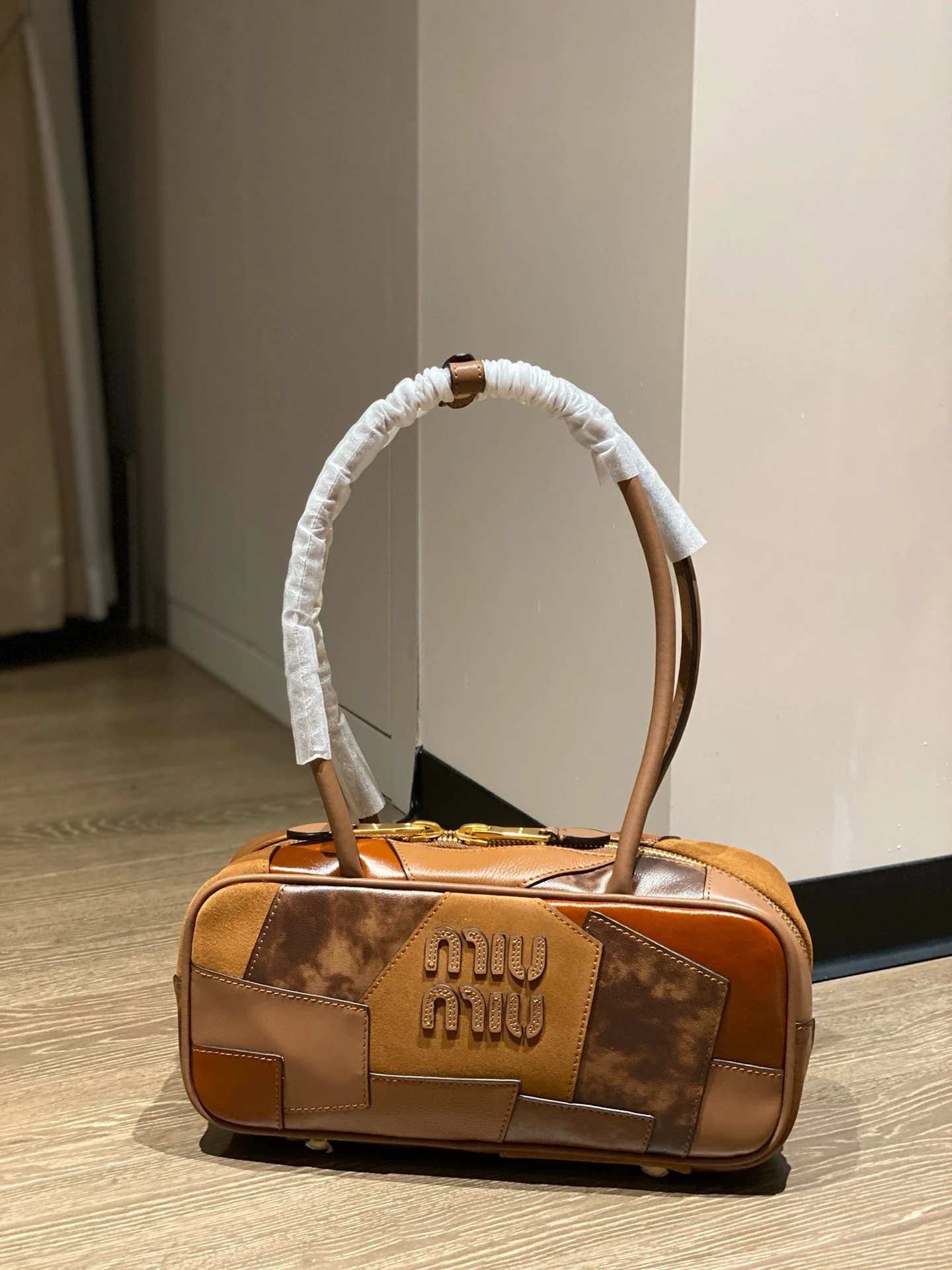 MIUMIU 𝟐𝟒𝐬𝐬 show model bowling ball patchwork model
Head layer calf leather 〰️
It's very 𝐧𝐢𝐜𝐞 to carry.