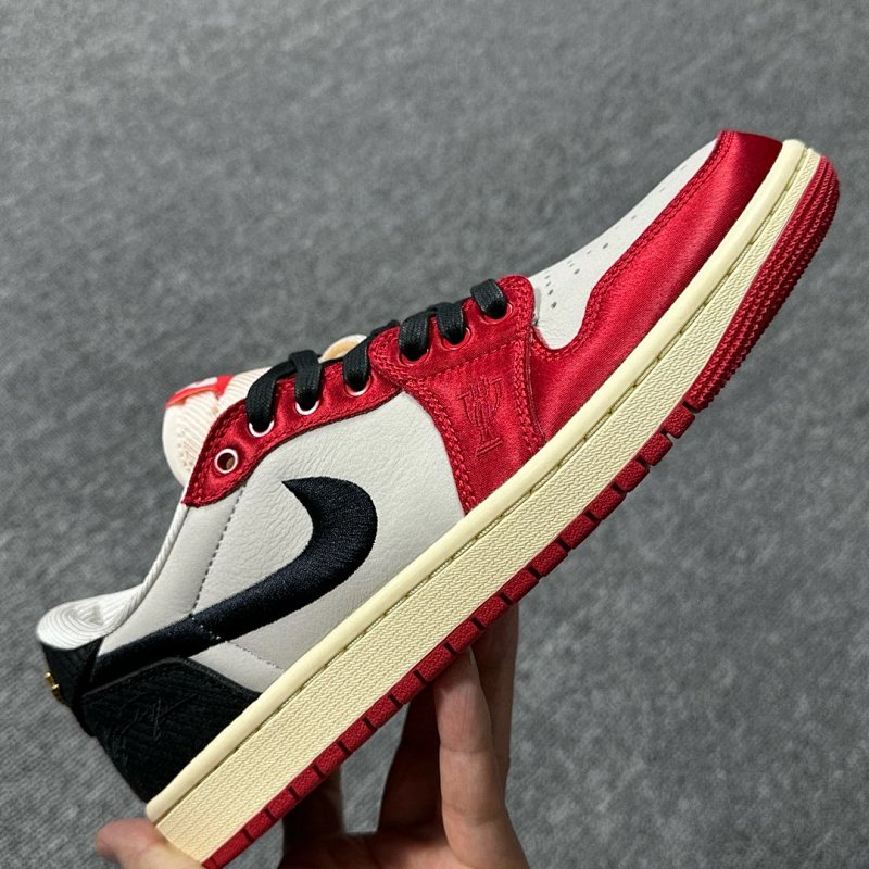 Jordan 1 Low OG 1
