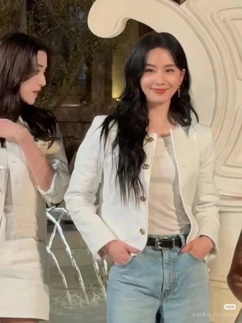 Celine Liu Shishi в том же стиле, джинсовые брюки с петлями для ремня, расклешенные брюки, прямые джинсы
Расслабление и гены роскоши
Джинсовая ткань, которая имеет свой собственный характер и при этом не производит никакого шума.
▪️Светло-голубой|Спокойный и благородный цвет фона.
Выбирайте джинсовую ткань среднего синего цвета, которая сильно подвергалась износу.