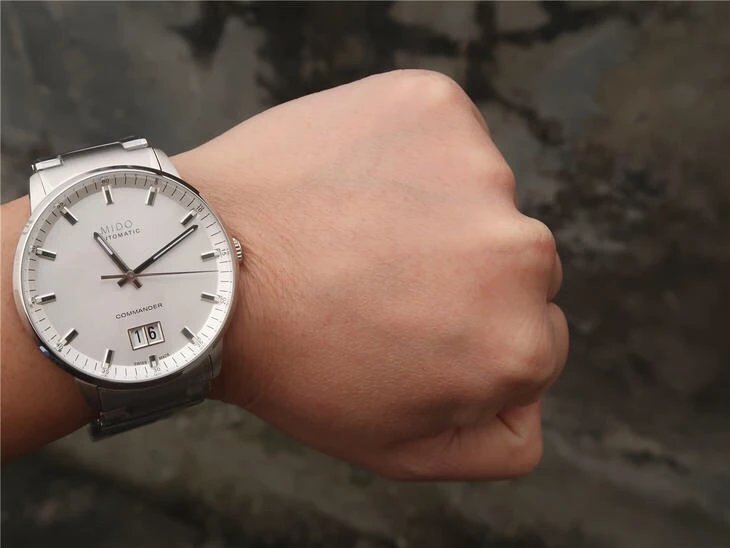 HG美度指挥官系列腕表
指挥官系列纪念日“大日历”全自动机械腕表是为纪念美度表百岁华诞而问世的表款