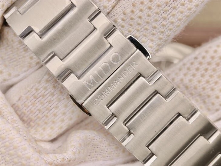 HG美度指挥官系列腕表
指挥官系列纪念日“大日历”全自动机械腕表是为纪念美度表百岁华诞而问世的表款