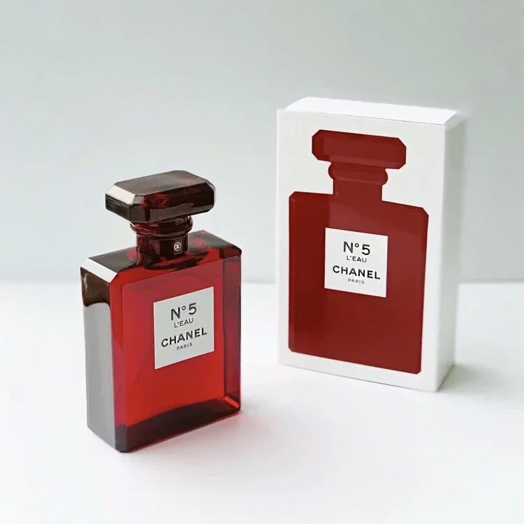 CHANEL シャネル 2018年 限定 香水 ナンバー5 赤 ボトル 新品 シャネル」の赤の限定ボトル「ナンバー5」が銀座と渋谷を赤で