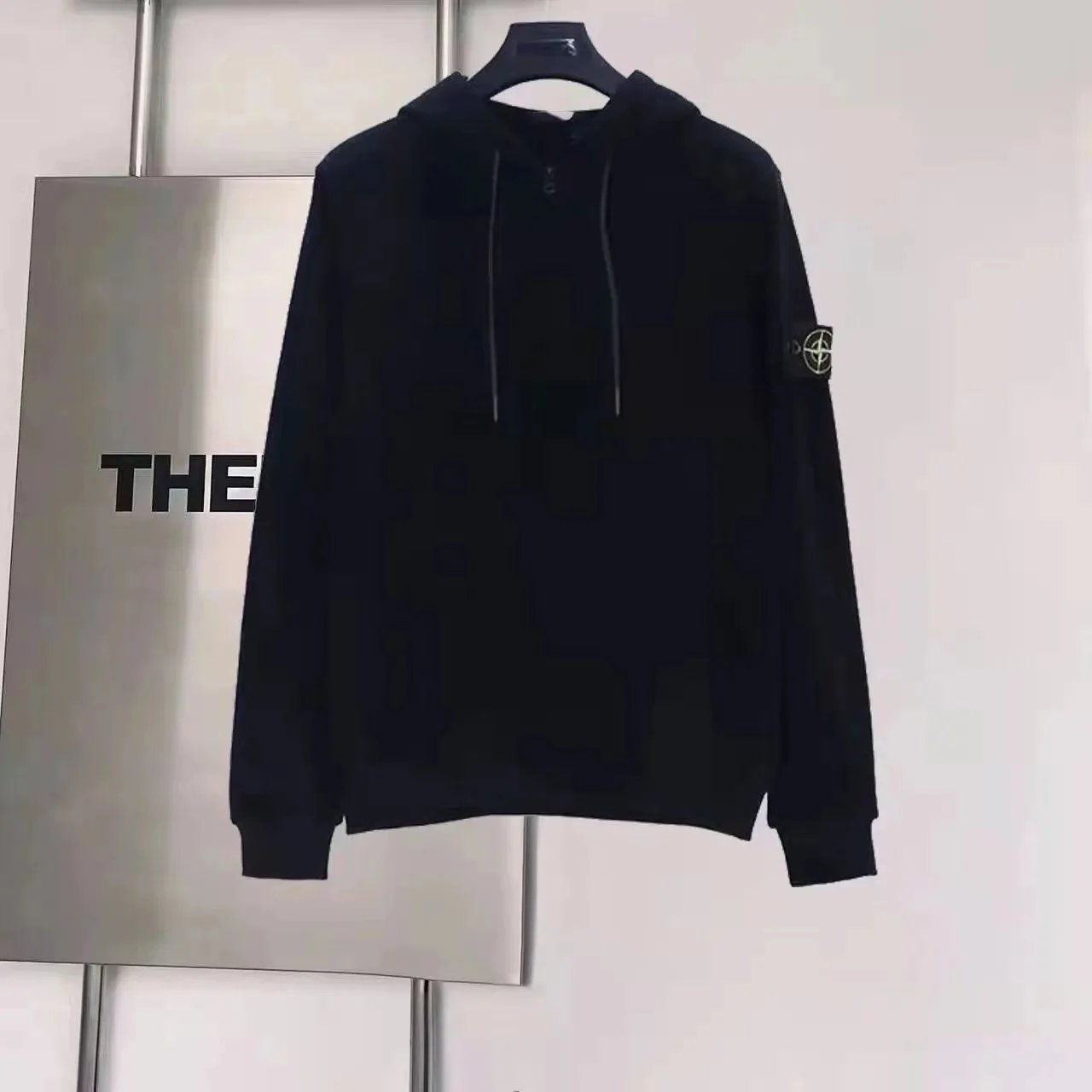 连帽拉链外套黑色