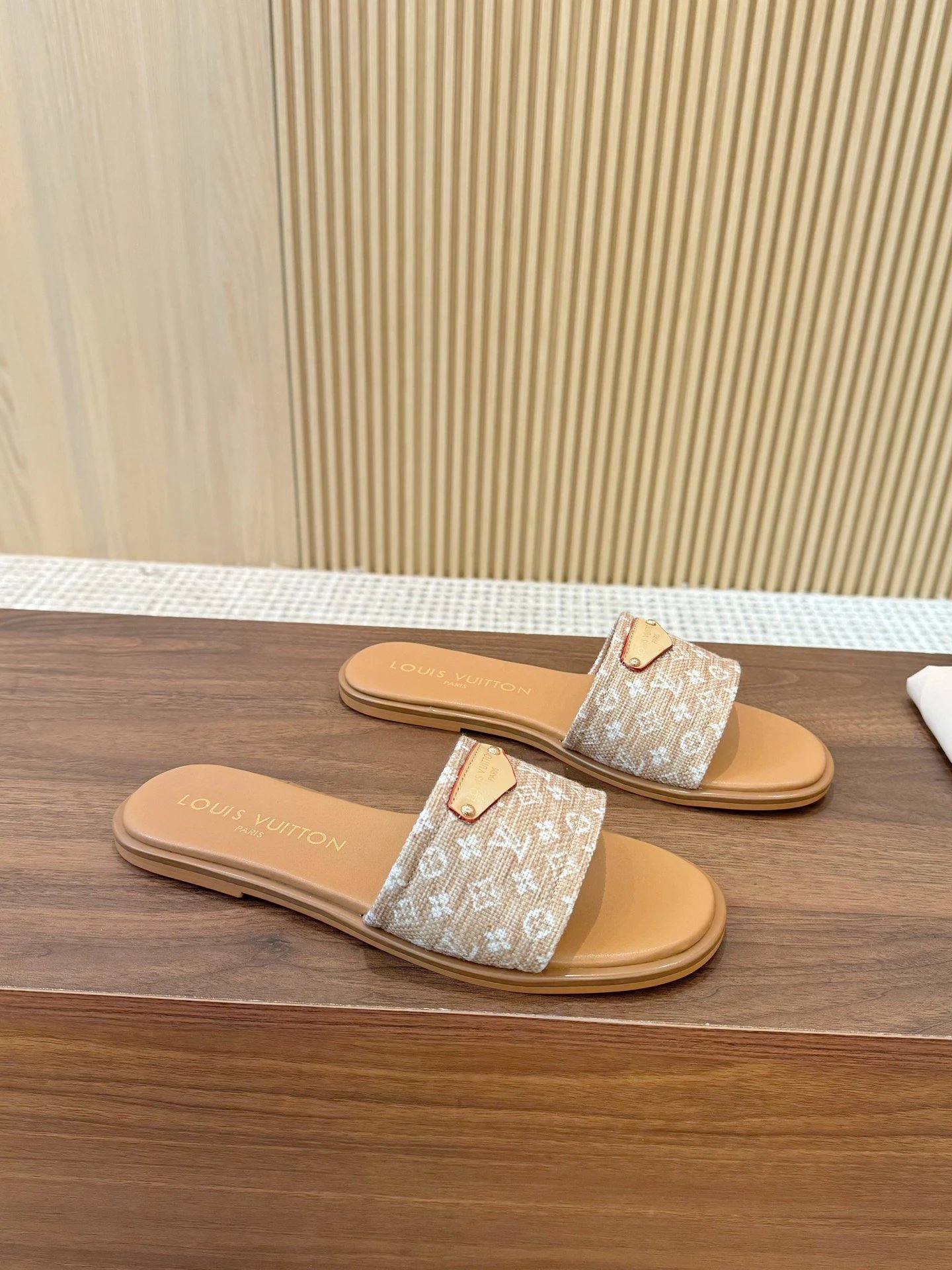 Louis Vuitton Monogram Leather Flat Sandals Women’s Summer