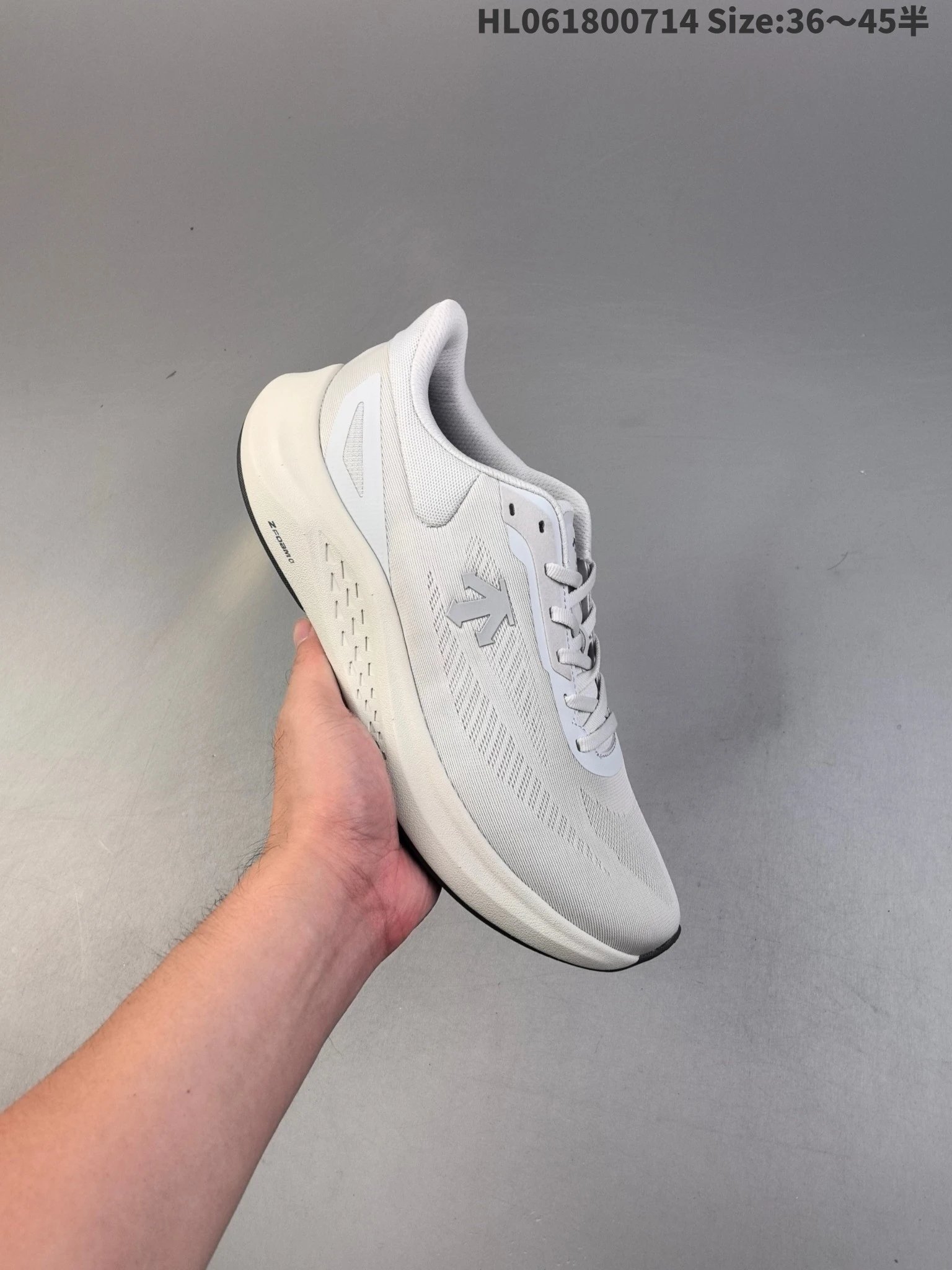 Descente HL061800714 Lightweight Breathable Running Shoes