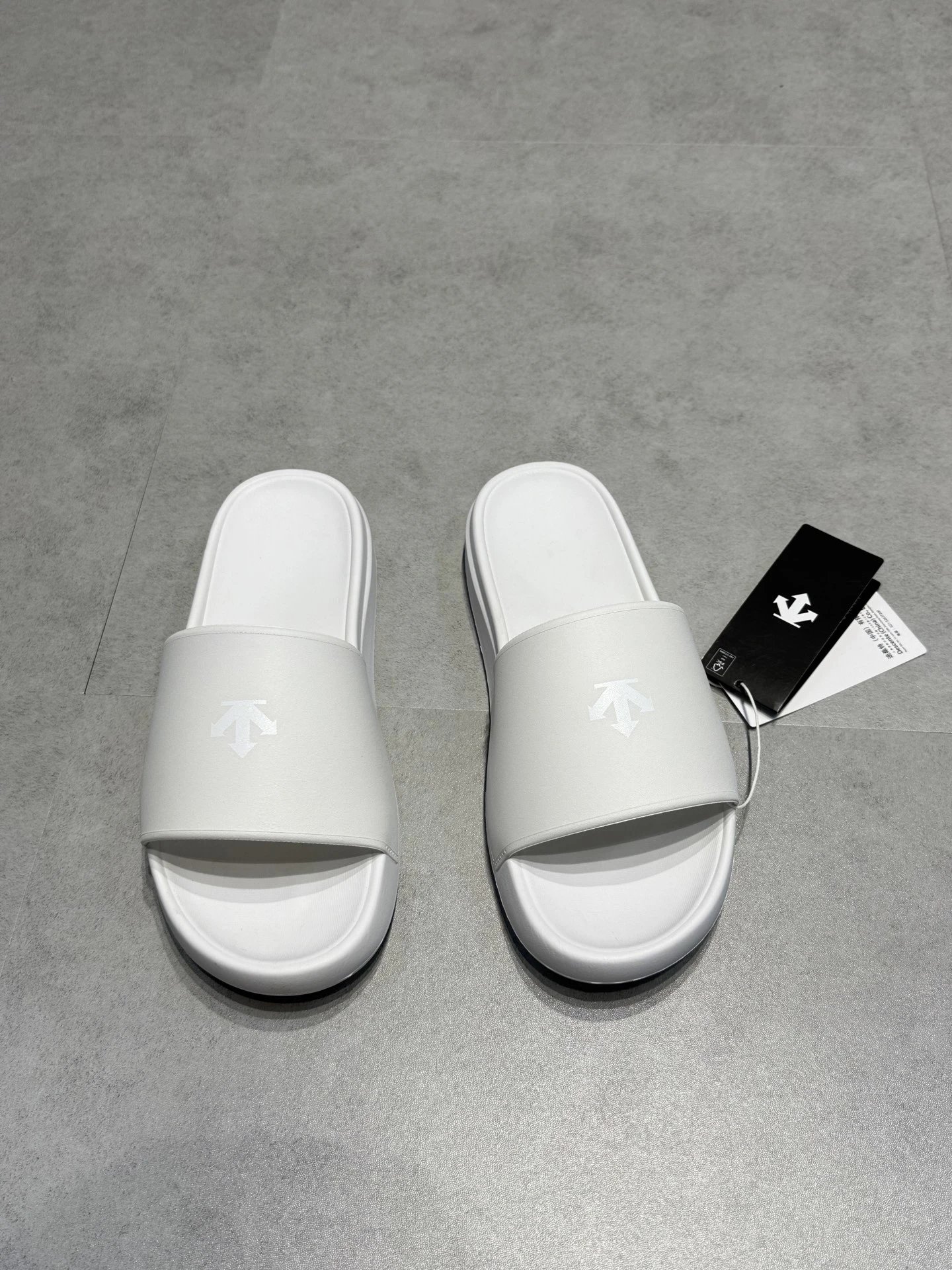Descente White Slide Sandals Cushioned Lightweight Logo