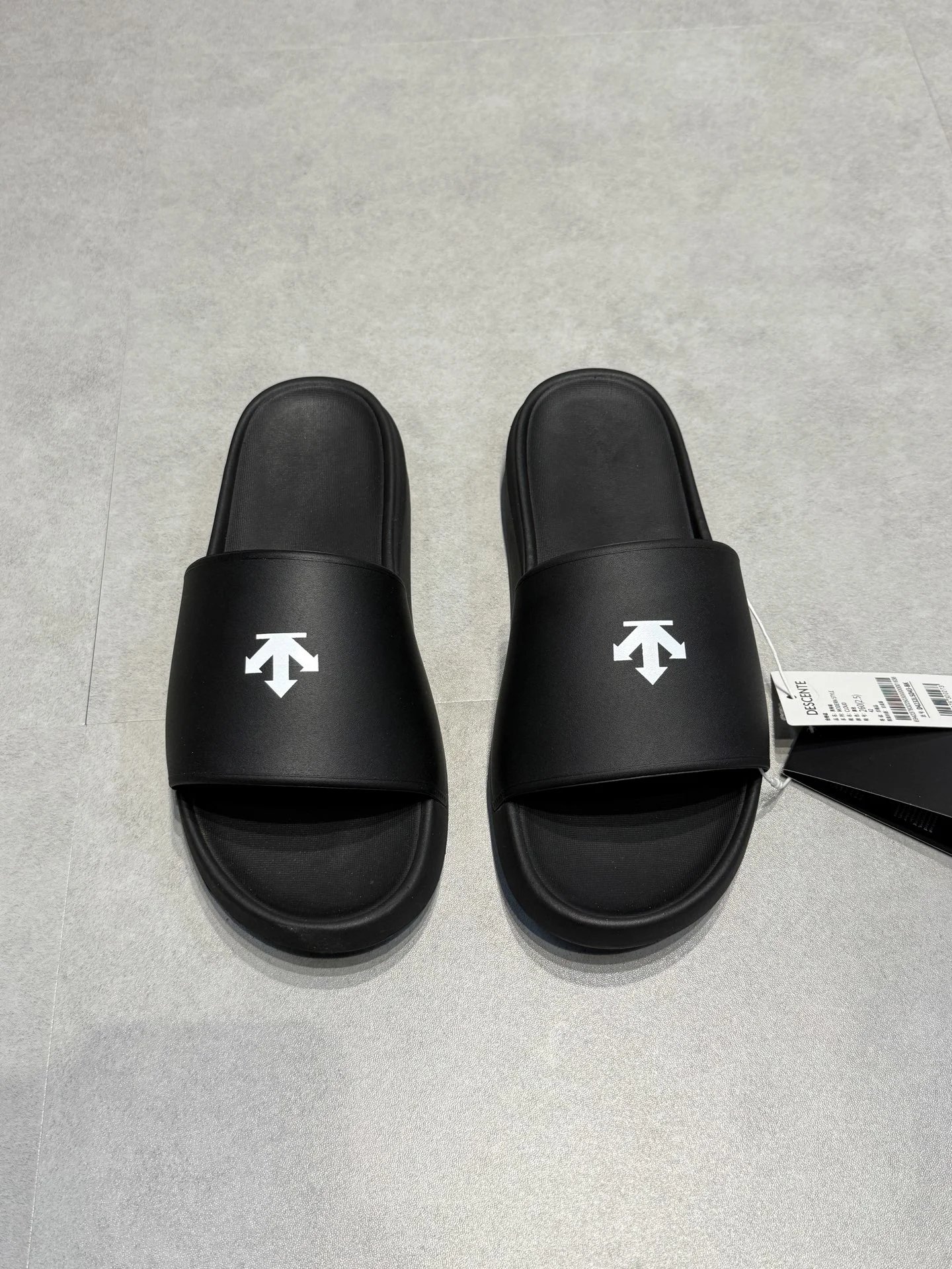 Descente Men’s Black Slide Sandals Lightweight Summer Slippers