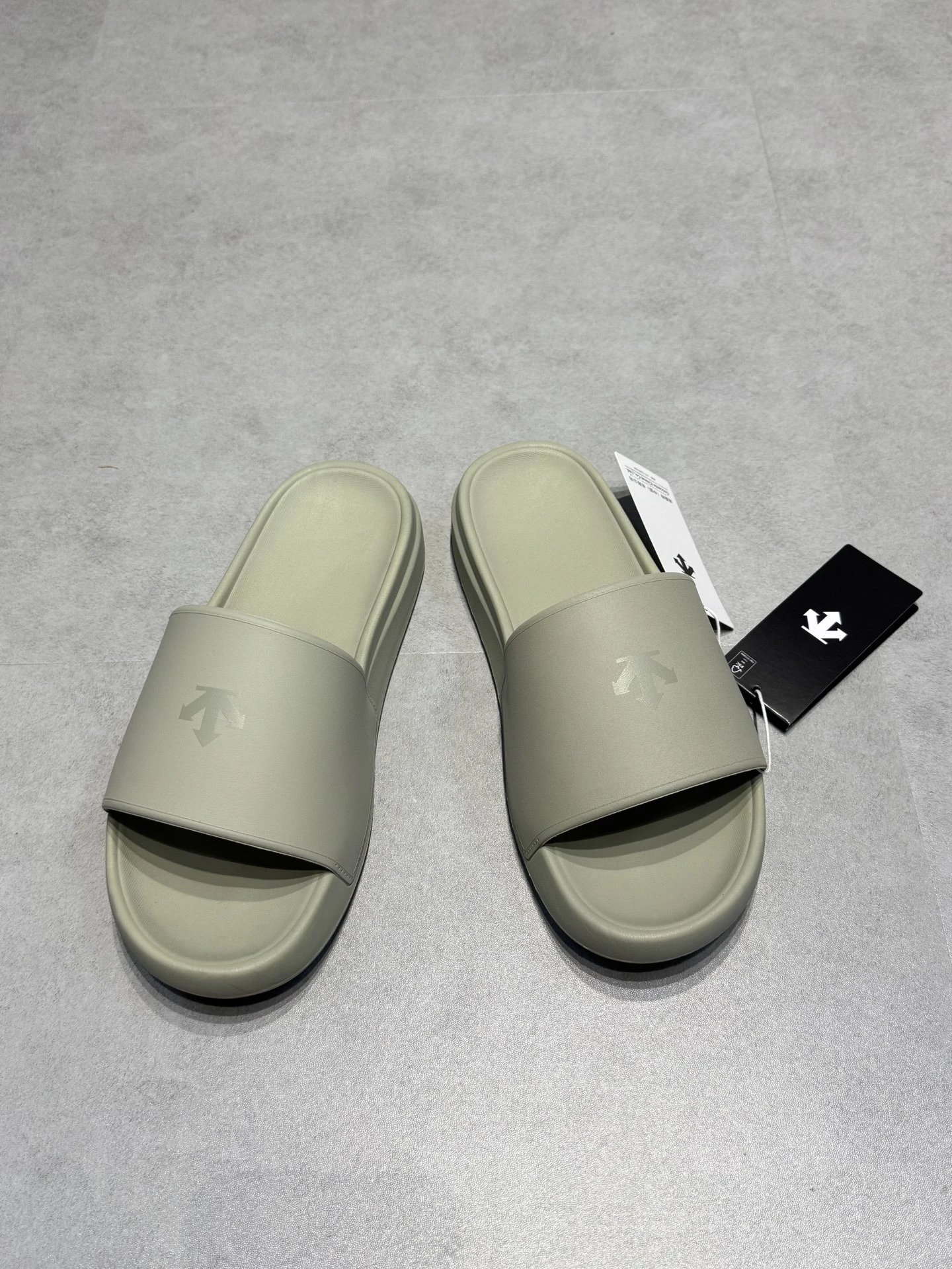 Descente Lightweight Comfort Slides Unisex Indoor Outdoor Sandals