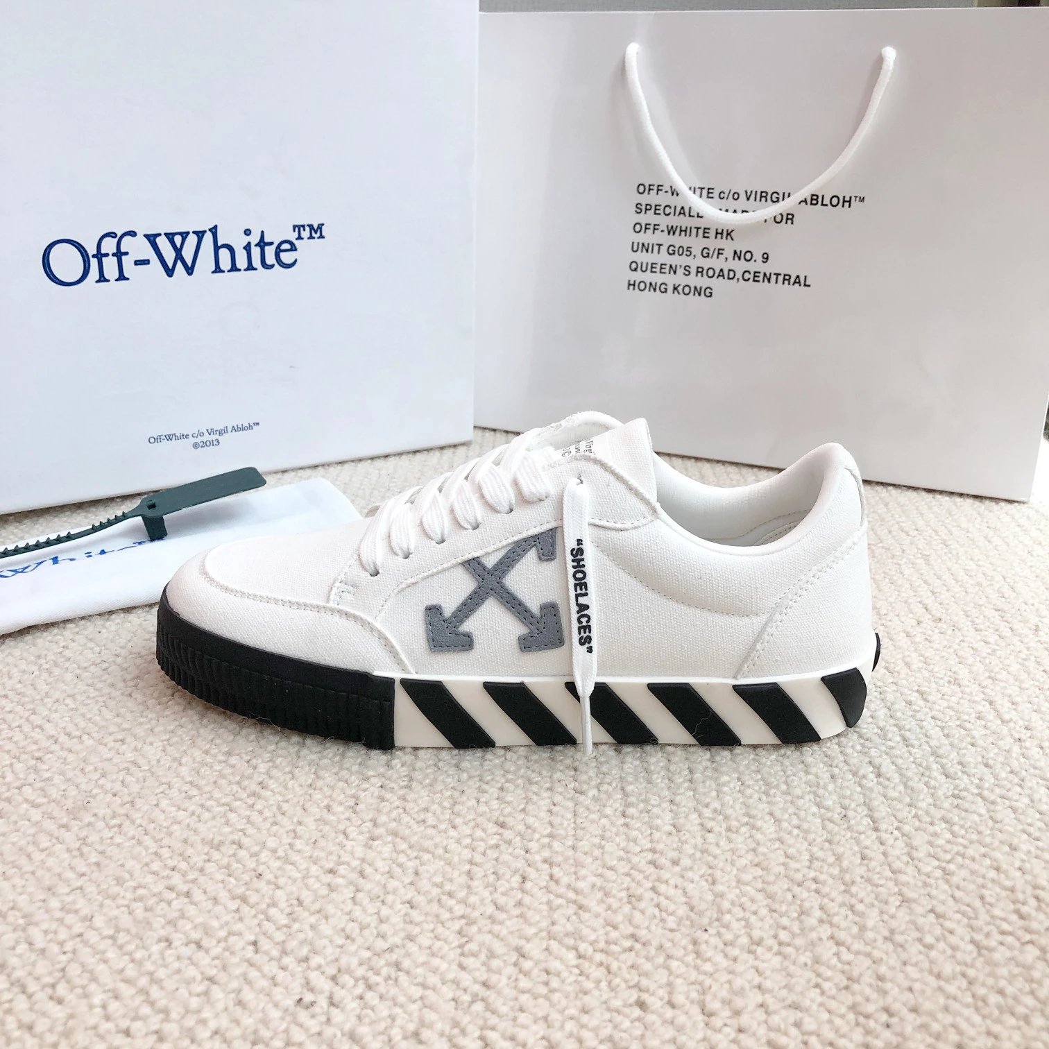 Off-White Arrow White Canvas Low-Top Sneakers