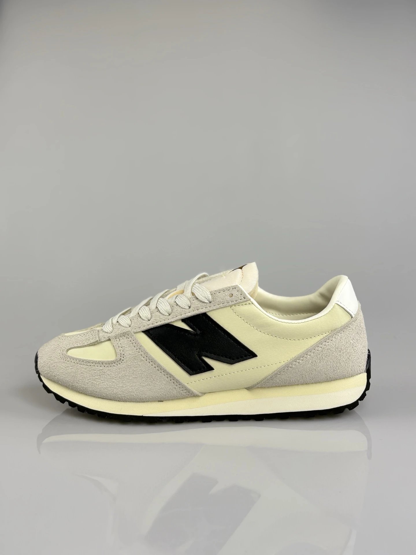 New Balance Retro Beige Black Running Shoes