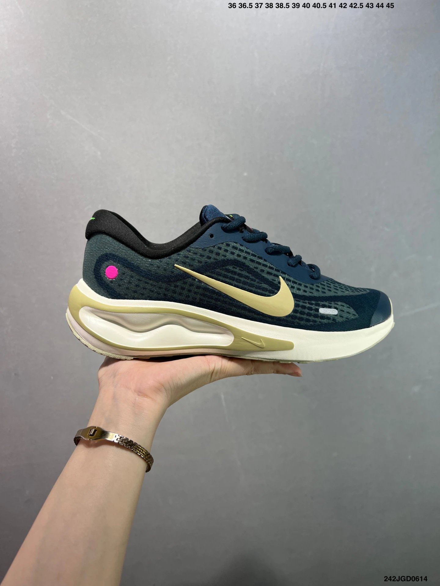 Nike Men’s Running Shoes Navy Gold Lightweight Mesh