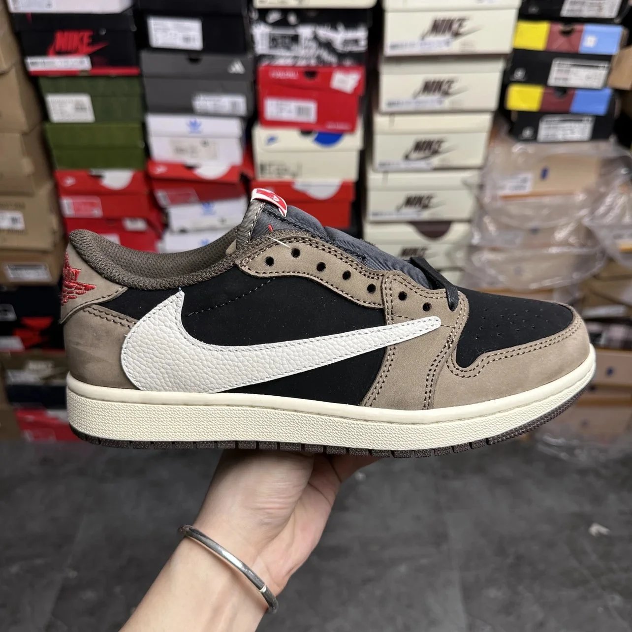 Travis Scott x Air Jordan 1 Low Sneakers