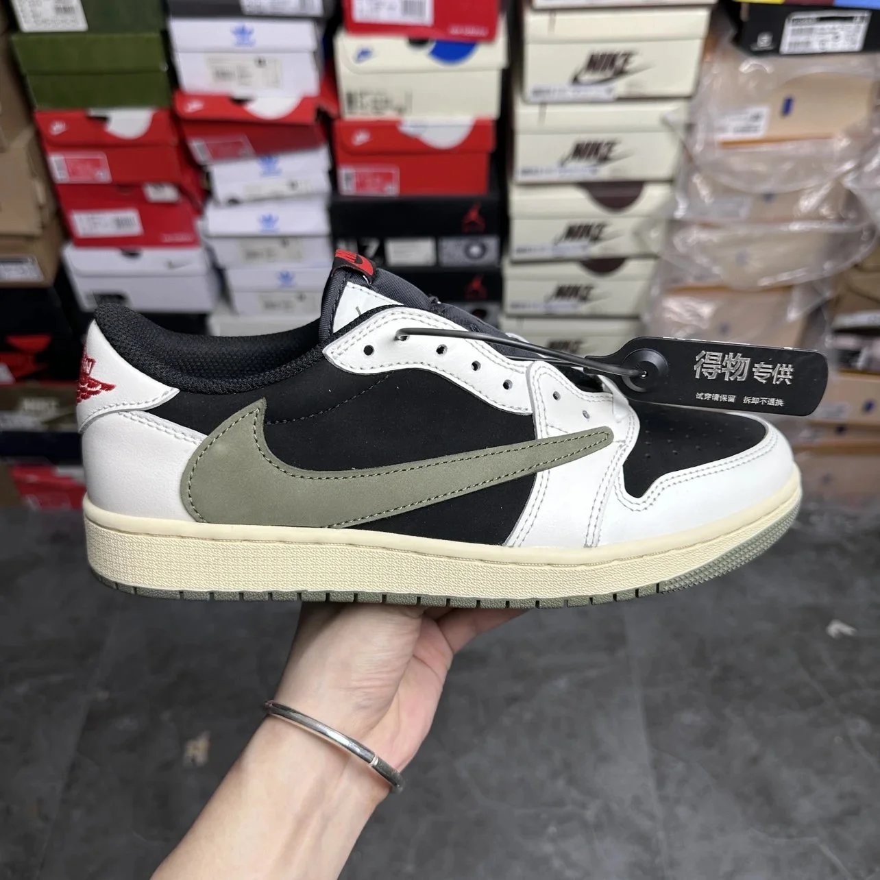 Travis Scott x Air Jordan 1 Low Sneakers