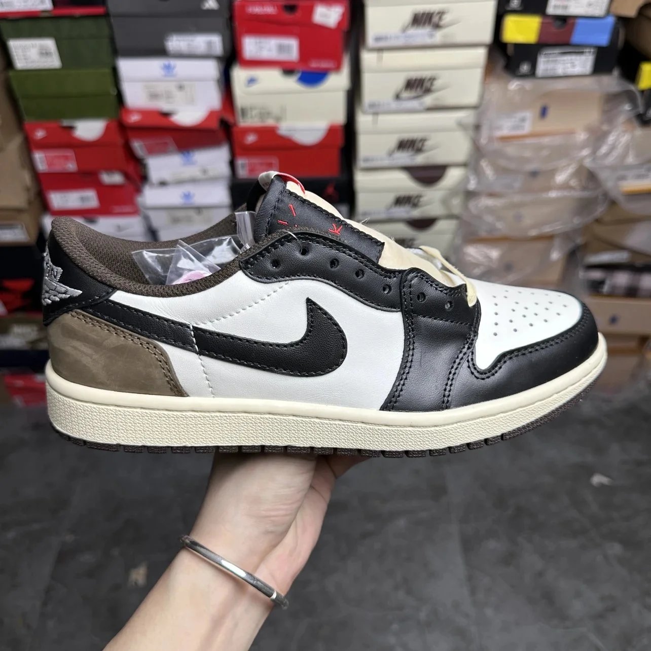 Travis Scott x Air Jordan 1 Low Sneakers