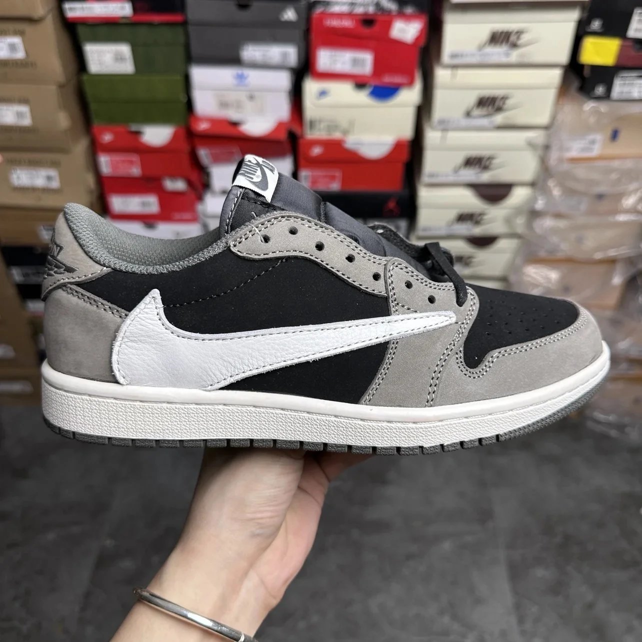 Travis Scott x Air Jordan 1 Low Sneakers