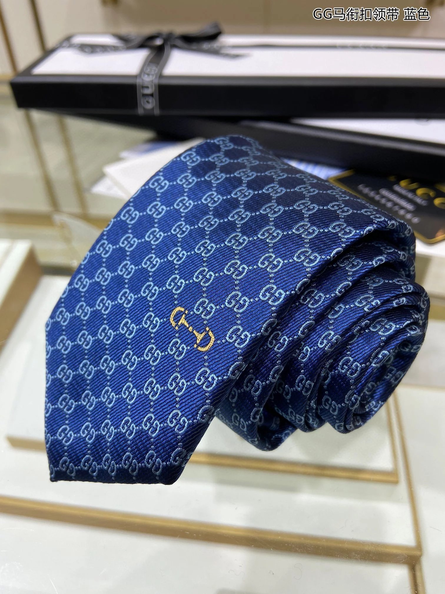 G Men's Tie Series [GG Horseclip Tie] 👔👔， rare 🐝🐝 The ideal choice for showcasing exquisite craftsmanship and fashionable elegance, this tie perfectly combines the iconic themed animal bee with diagonal woven tape, presenting a more elegant style through fashionable matching techniques Allow men to fully showcase themselves ..