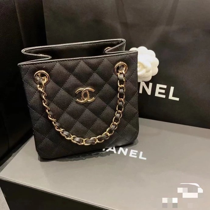 CHANEL spring/summer new. The latest Tote bucket bag. Cowhide ball pattern caviar series, simple and generous design, classic body leisure as a whole, the bag is small but large capacity, gold hardware, can be diagonal cross, handheld, shoulder back,? Size: 17x15x9cm