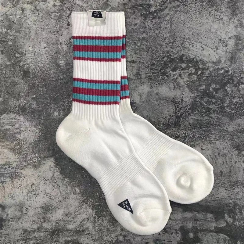 白色红条纹