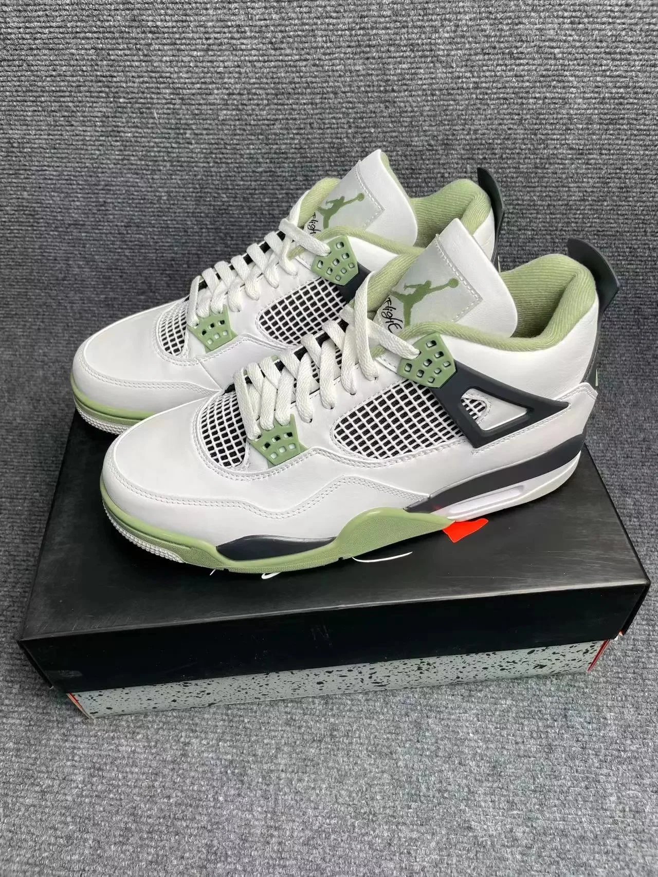 Jordan 4 Vivid Sulfur [R1 BATCH]