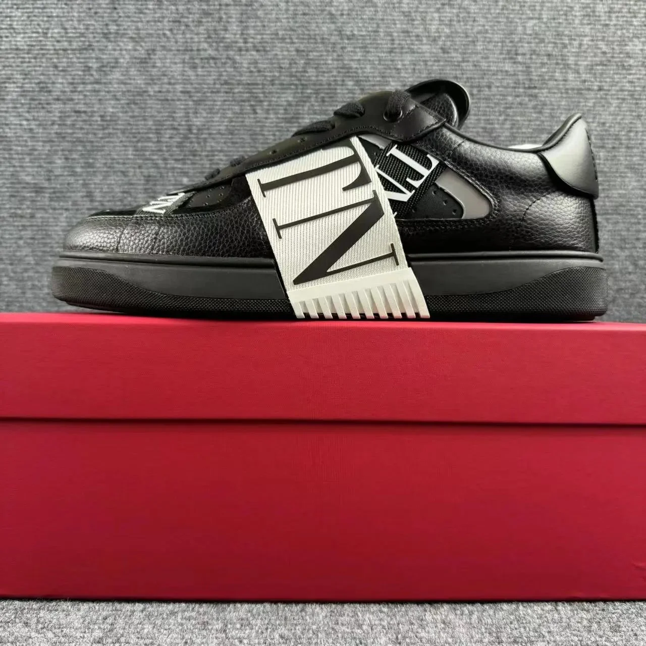 Valentino Trainers con Correa