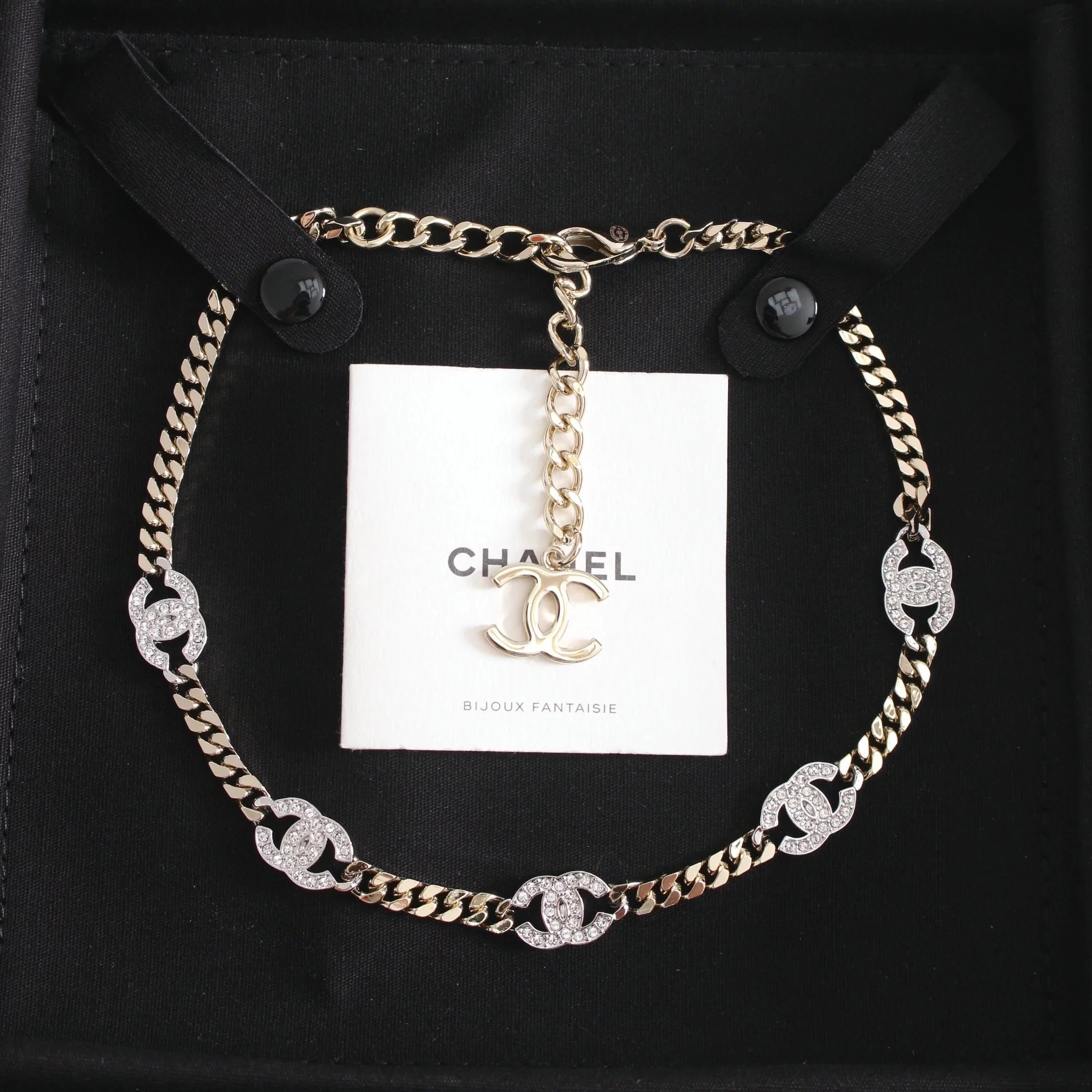 The manufacturer offers to focus on ZP development, high-end original versions, luxury brands, Xiaoxiang, Double C, and other styles that are difficult to buy in 2021. Liu Shishi's style is the same as the 5C thick chain short chain neck chain choke, which is worth carrying with its appearance