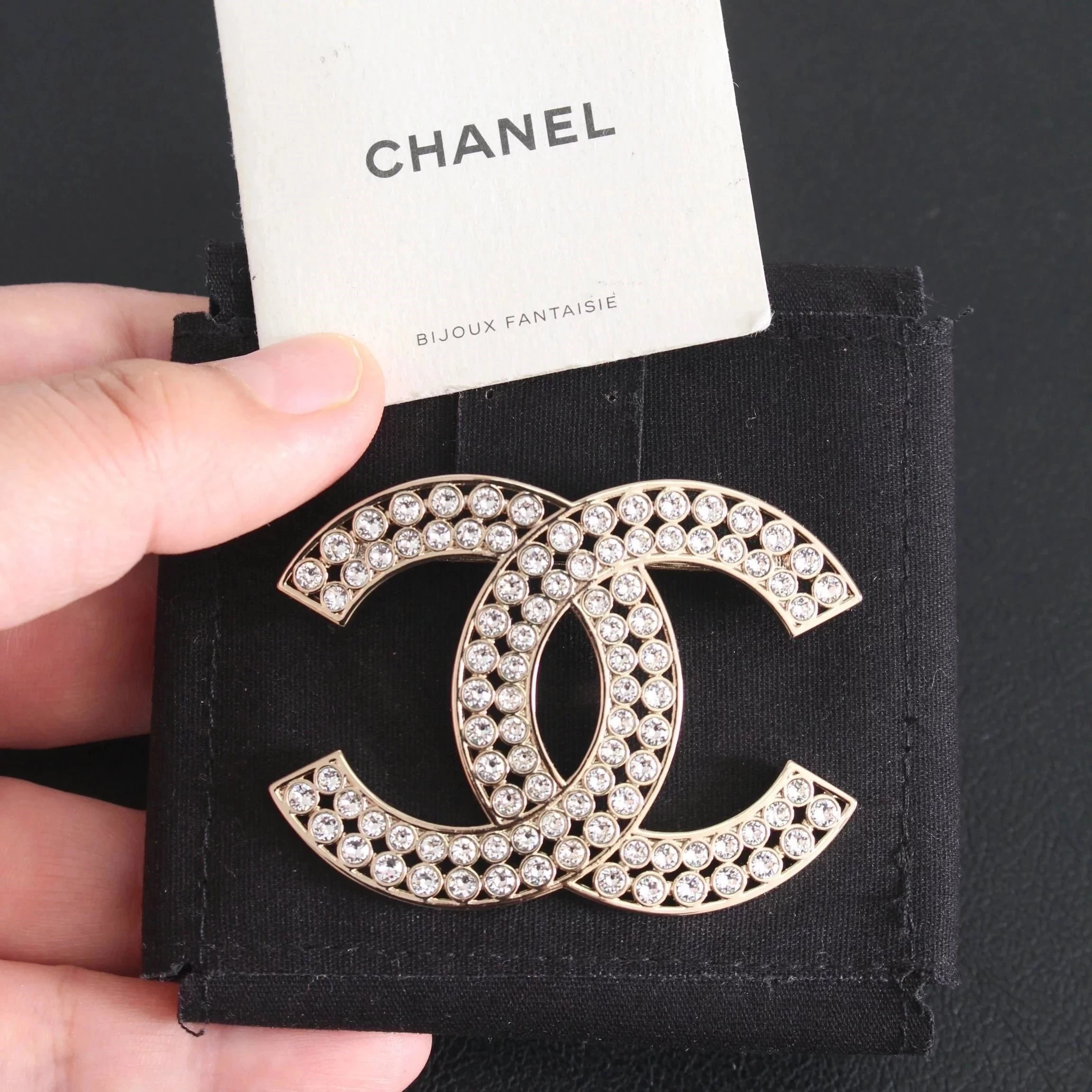 Pengpeng family real shot only ZP development high-end original formulation luxury big brand small fragrance double C home 23 years early summer new simple and uncomplicated design double rows of diamonds full of diamonds double C brooch pin very good with a brooch ah