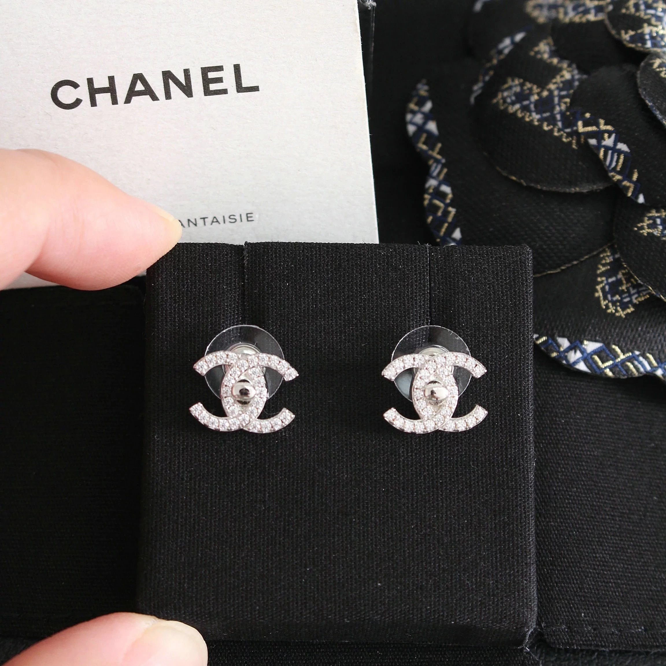 Pengpeng Home only focuses on ZP development, high-end original design, luxury brand Xiaoxiang Double C Home, 2022 autumn and winter new collection, classic and versatile button full diamond Double C earrings. They are a relatively small style and very easy to match. They can be said to be versatile for thousands of years and will never go wrong