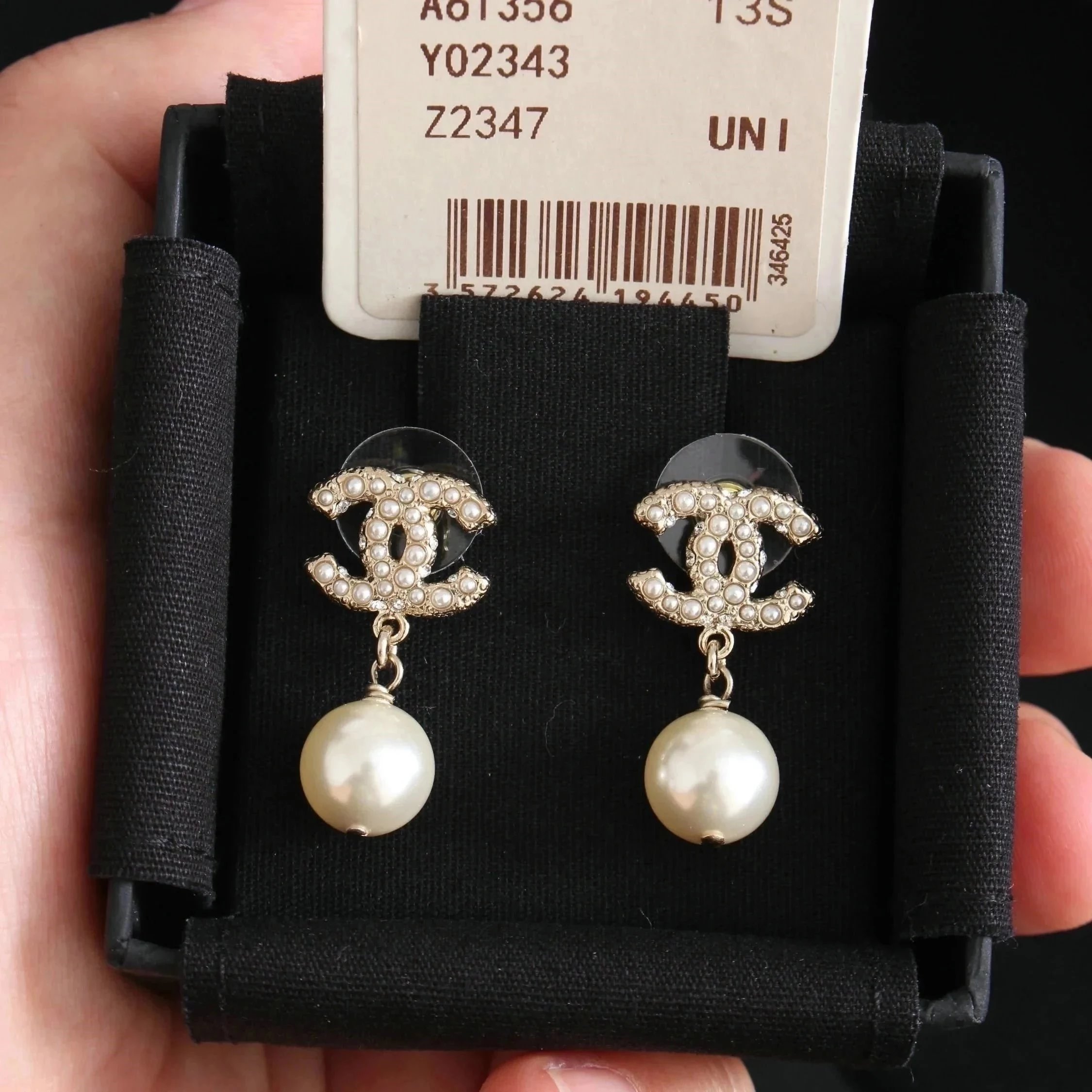Pengpeng family real shot only do ZP development high-end original formulation luxury big small incense double C family classic design 100 years of hundred years with the 100th anniversary models double C pearl earrings earrings