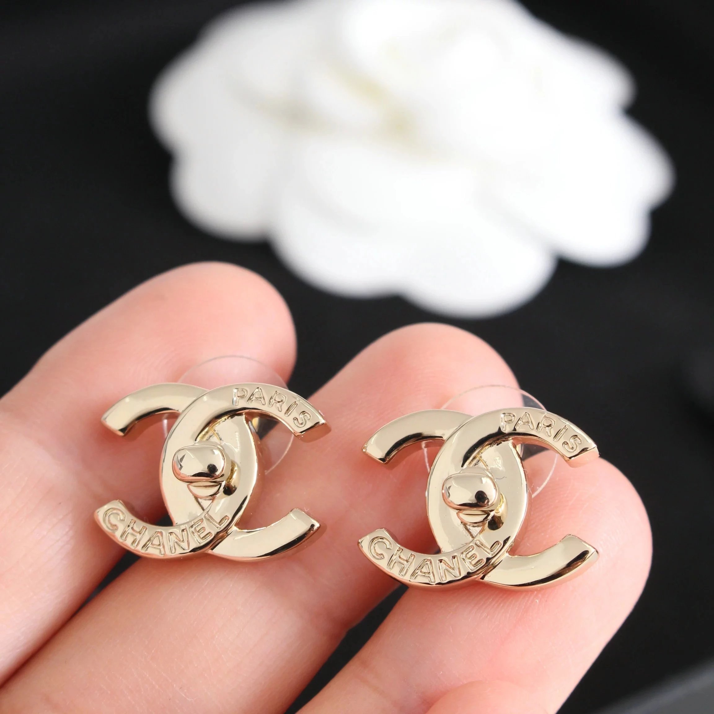 Pengpeng Home only produces high-end original ZP development and luxury brand Xiaoxiang Double C Home 2022 autumn and winter new models. The classic button double C element earrings released this time have engraved labels on them