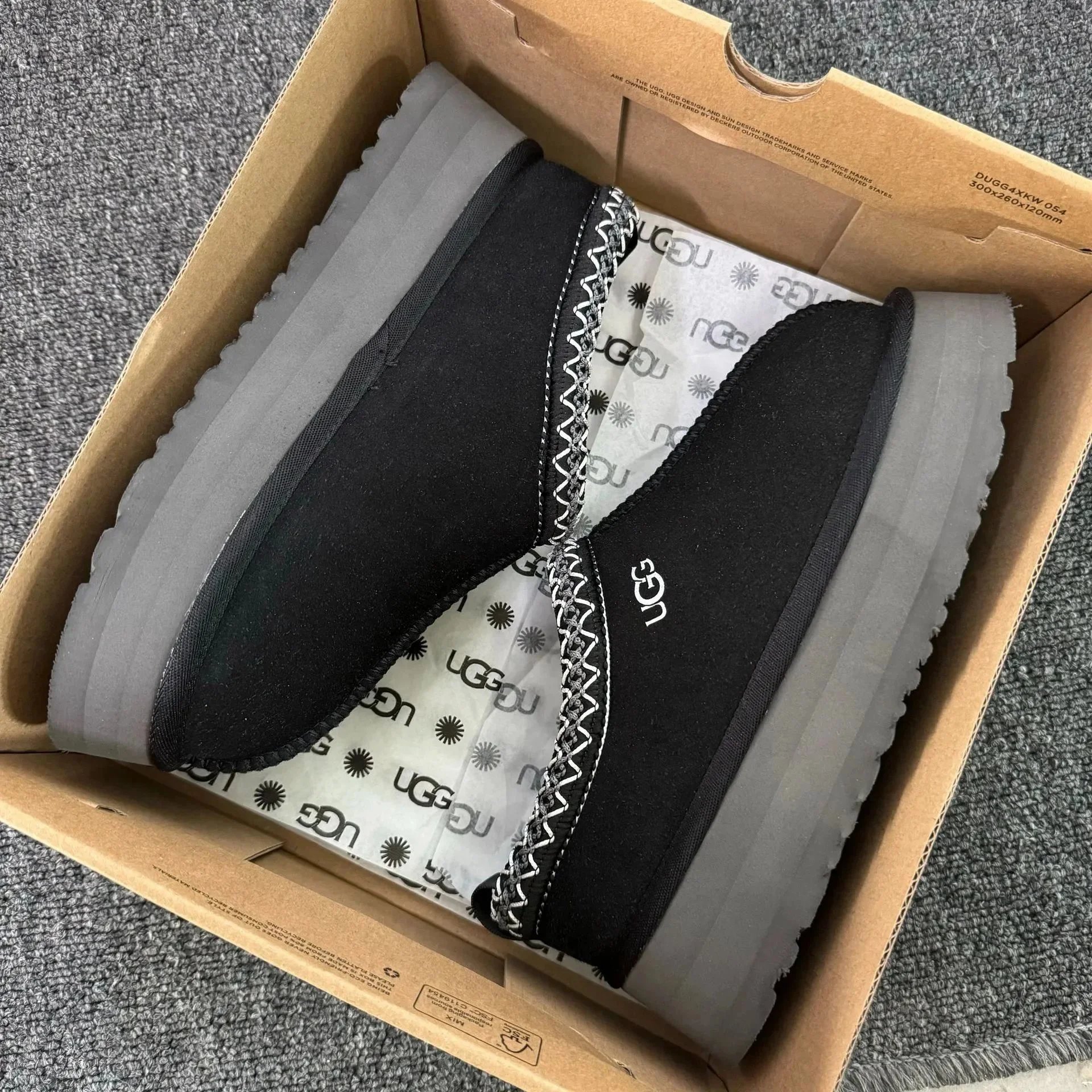 Black//Thick soled snow boots